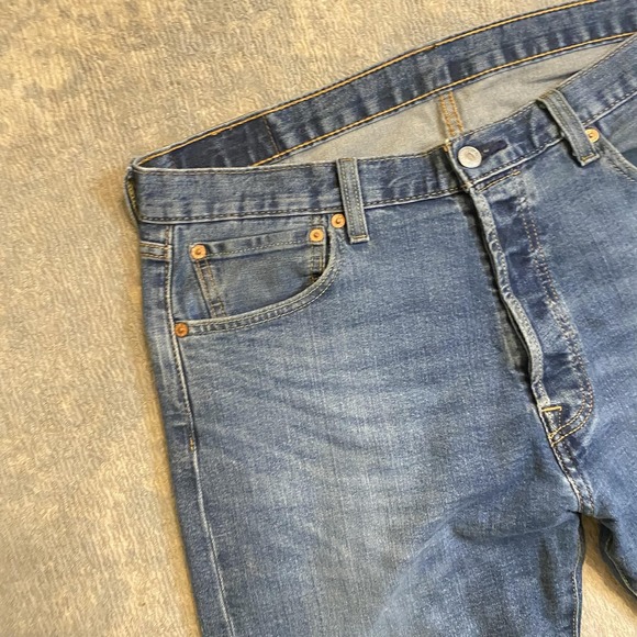 Vintage Levis 501 Jeans Mens 35x32 Medium Wash Blue Button Fly Straight Leg - Picture 4 of 16